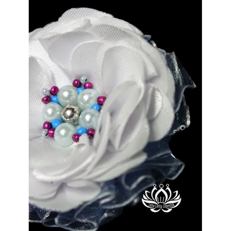 Резинка для волос ручной работы "Анемона" белый. Единственный экземпляр. Цветы Канзаши на волосы Ваши