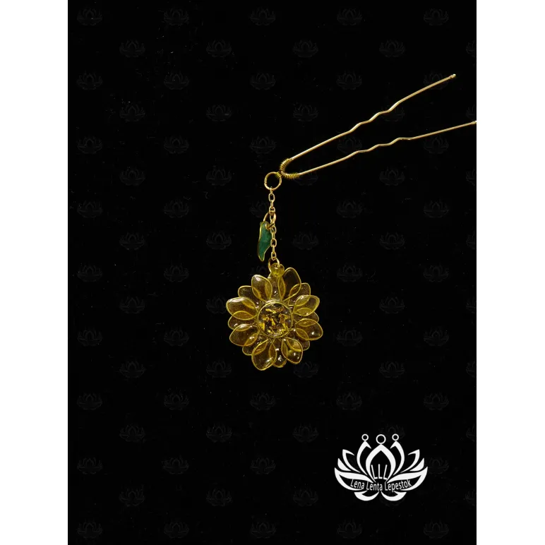 Шпилька для волос ручной работы "Аника" в технике Витраль. Золотистый. Единственный экземпляр. Цветы Канзаши на волосы Ваши.