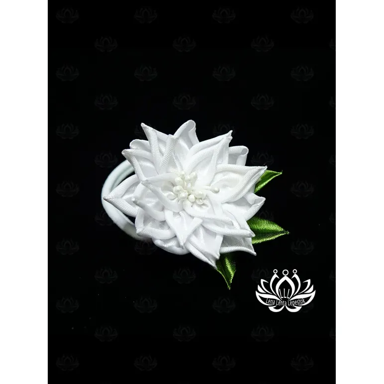 Резинка для волос ручной работы "Кея" белый. Единственный экземпляр. Цветы Канзаши на волосы Ваши.