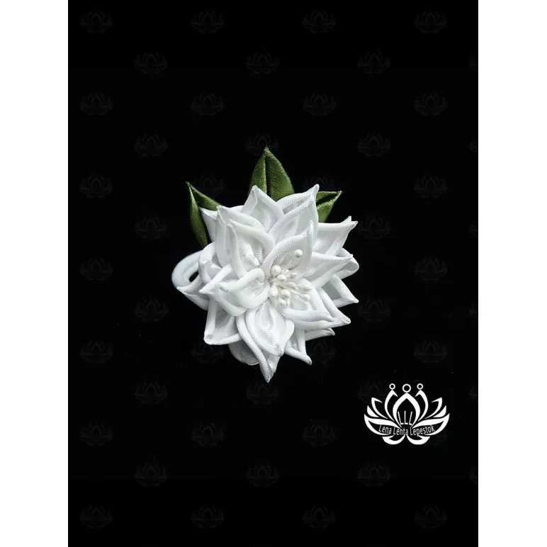 Резинка для волос ручной работы "Кея" белый. Единственный экземпляр. Цветы Канзаши на волосы Ваши.