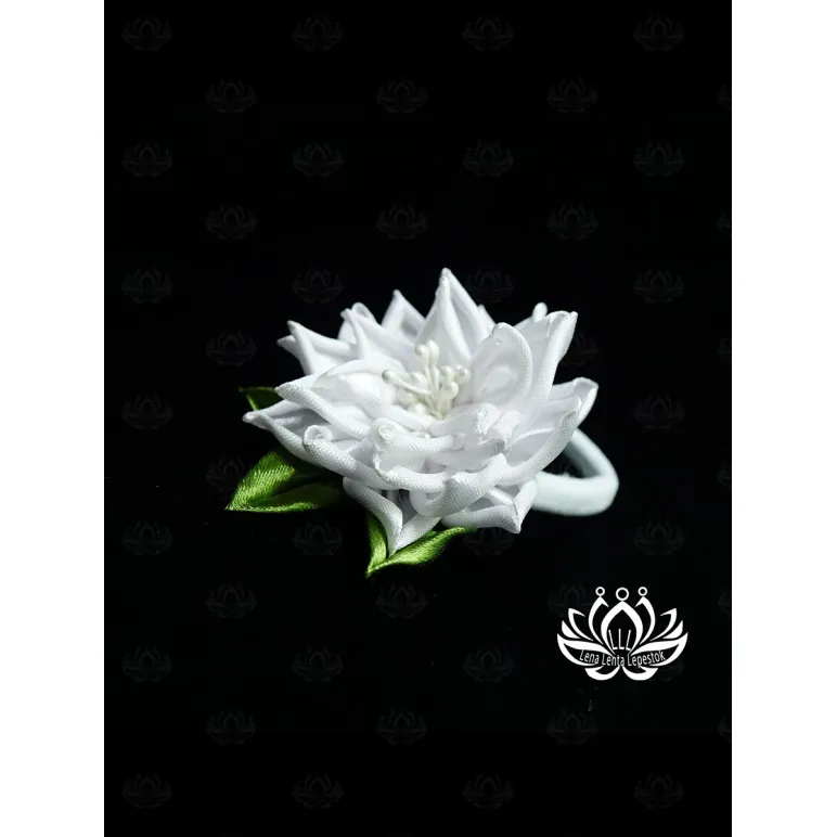 Резинка для волос ручной работы "Кея" белый. Единственный экземпляр. Цветы Канзаши на волосы Ваши.