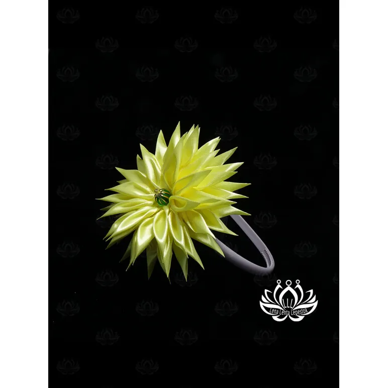 Заколка для волос ручной работы "Георгин" светло-жёлтый. Единственный экземпляр. Цветы Канзаши на волосы Ваши.