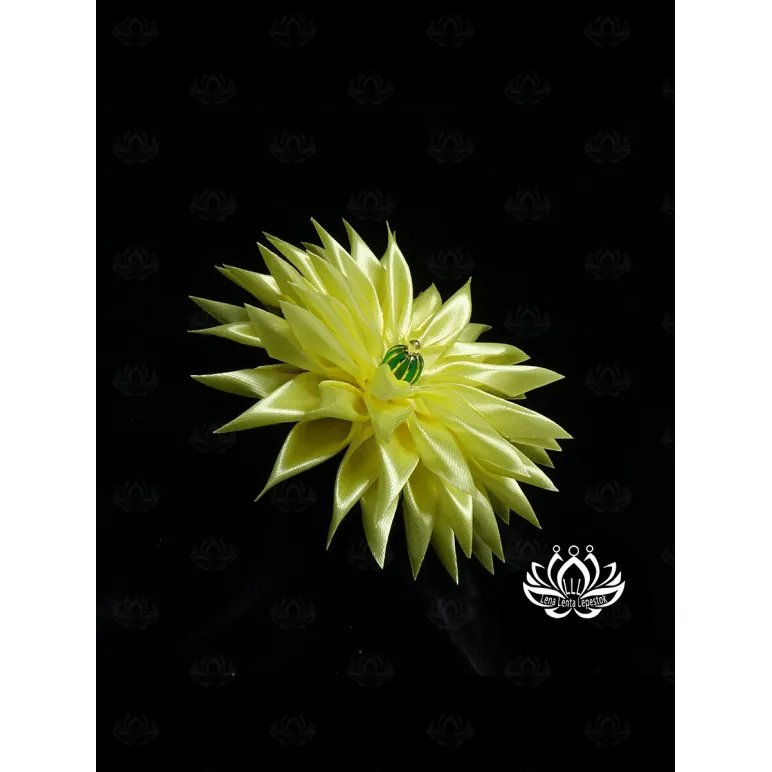 Заколка для волос ручной работы "Георгин" светло-жёлтый. Единственный экземпляр. Цветы Канзаши на волосы Ваши.