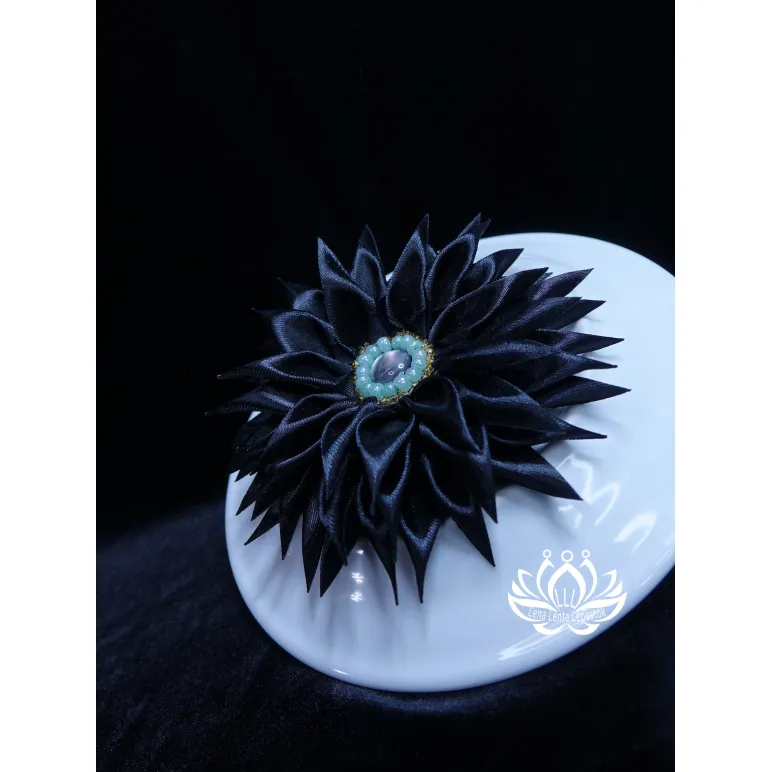 Заколка для волос ручной работы "Георгин" чёрный. Единственный экземпляр. Цветы Канзаши на волосы Ваши