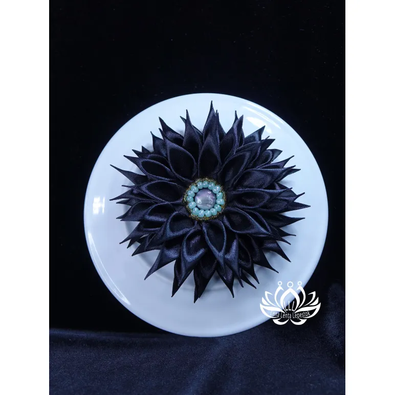 Заколка для волос ручной работы "Георгин" чёрный. Единственный экземпляр. Цветы Канзаши на волосы Ваши