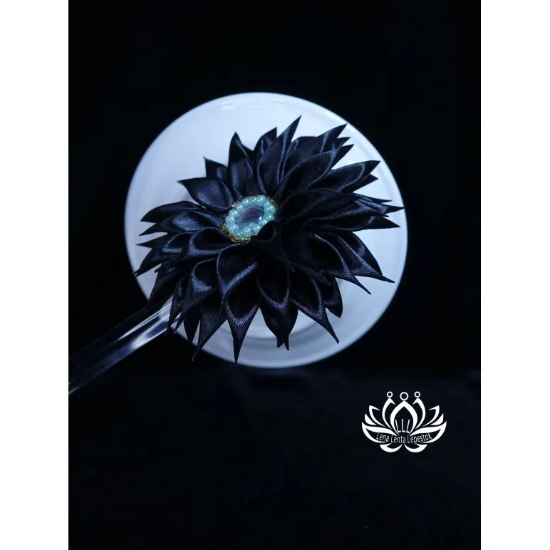 Заколка для волос ручной работы "Георгин" чёрный. Единственный экземпляр. Цветы Канзаши на волосы Ваши