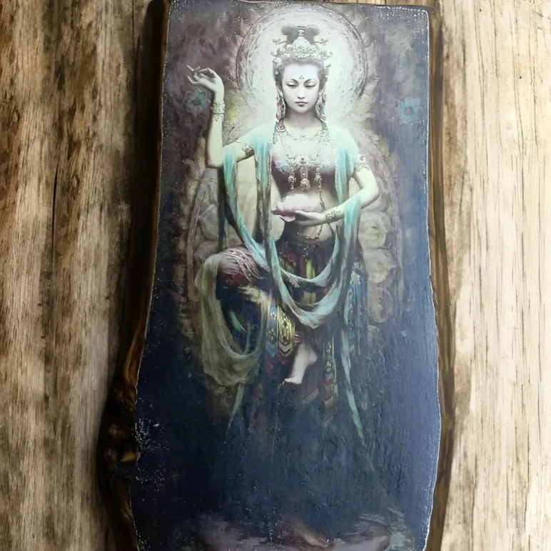 Картина Гуань-Инь на дереве ручной работы