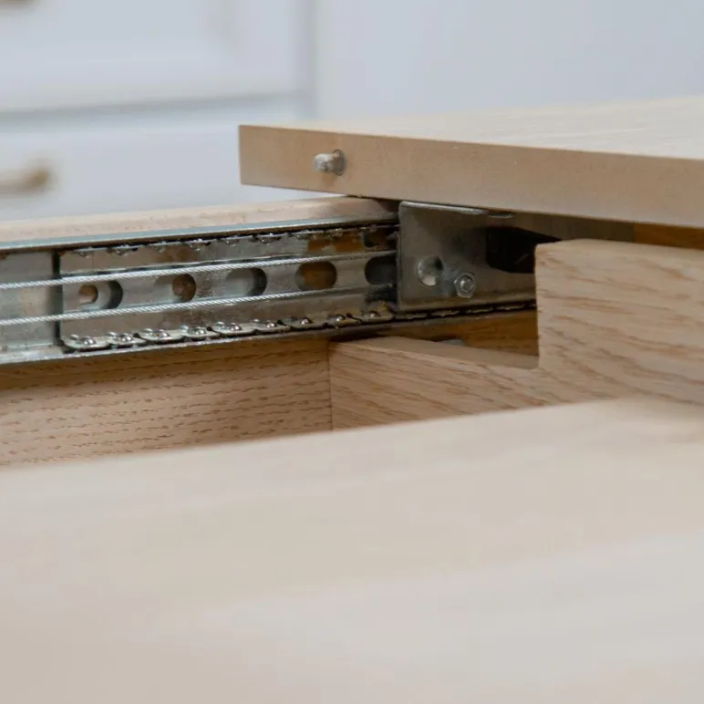 Прямоугольный, раздвижной стол. Дубовый шпон, массив ясеня