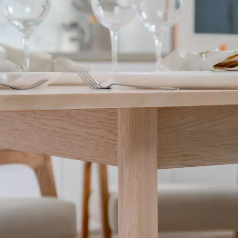 Прямоугольный, раздвижной стол. Дубовый шпон, массив ясеня