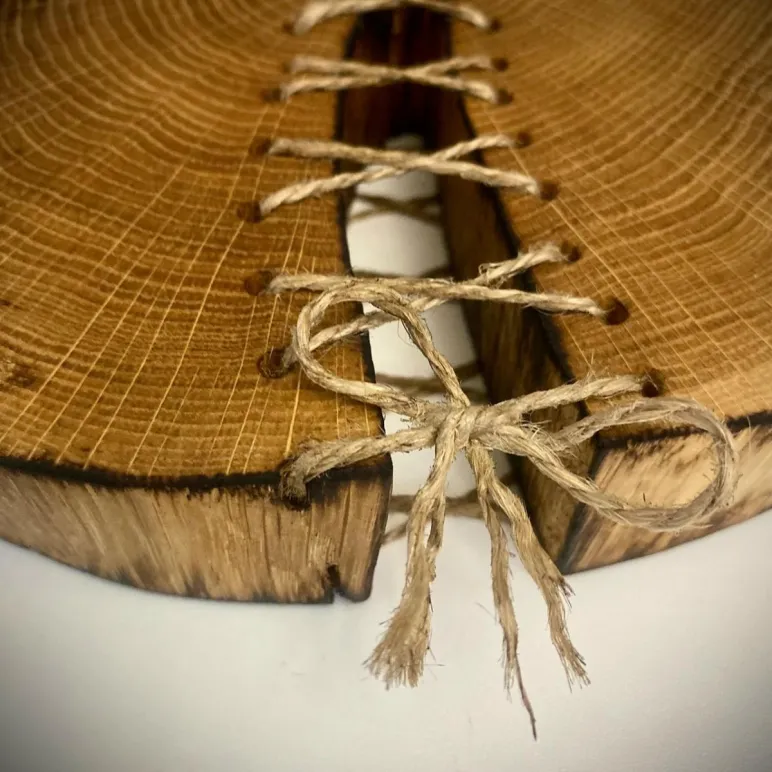 Дубовый спил для сервировки стола