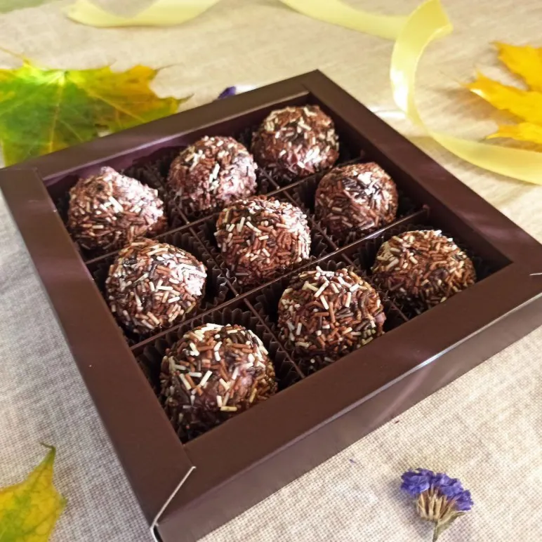 Набор шоколадных конфет ручной работы трюфели “Сулугуни и ягоды"
