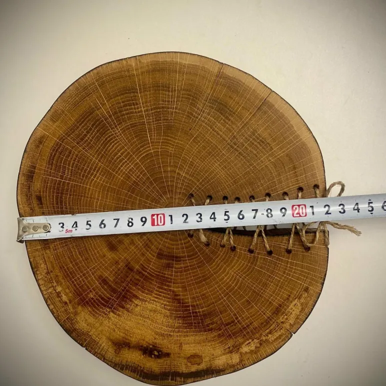 Дубовый спил для сервировки стола