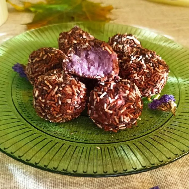 Набор шоколадных конфет ручной работы трюфели “Сулугуни и ягоды"