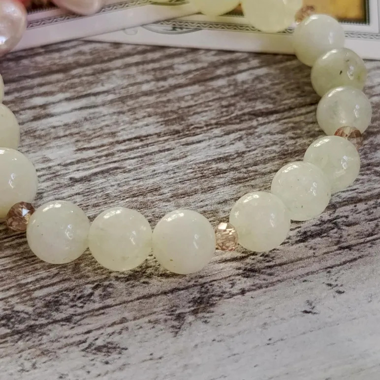 БРАСЛЕТ ИЗ ПРЕНИТА С ЖЕМЧУГОМ И КОРАЛЛОМ Браслет из пренита с жемчугом и кораллом