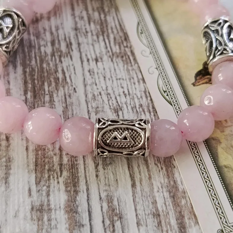 БРАСЛЕТ ИЗ РОЗОВОГО КВАРЦА С РУНАМИ Браслет из розового кварца с рунами
