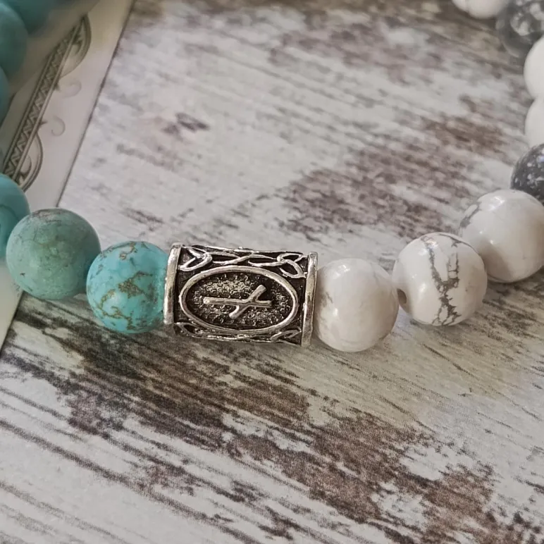 Браслет из бирюзы и кахолонга с рунами