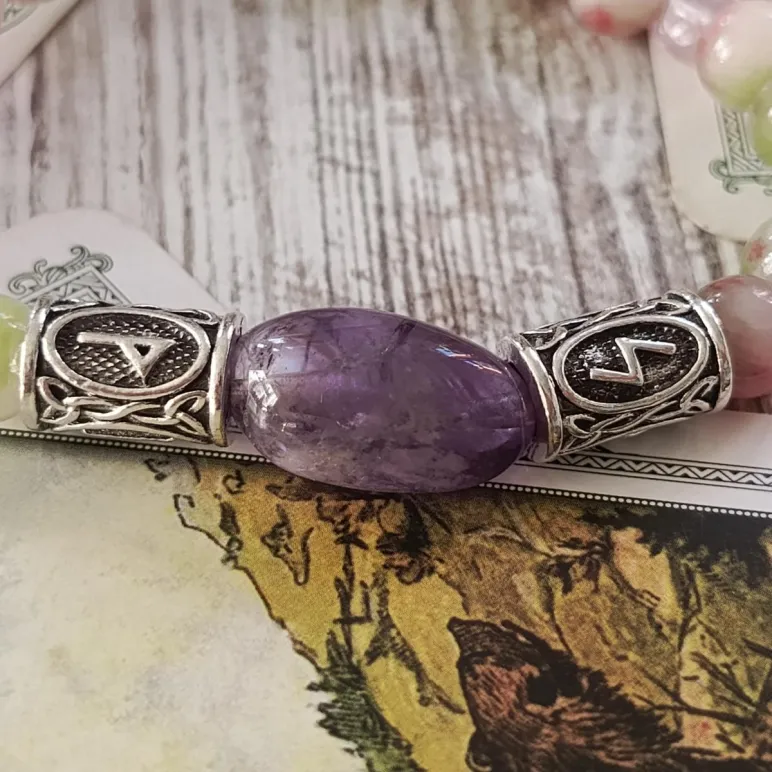 БРАСЛЕТ ИЗ ТУРМАЛИНА С ФЛЮОРИТОМ, АМЕТИСТОМ И РУНАМИ Браслет из турмалина с флюоритом, аметистом и рунами