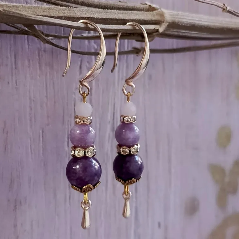 СЕРЬГИ С ЧАРОИТОМ, АМЕТИСТОМ И ФОСФОСИДЕРИТОМ Серьги с чароитом, аметистом и фосфосидеритом