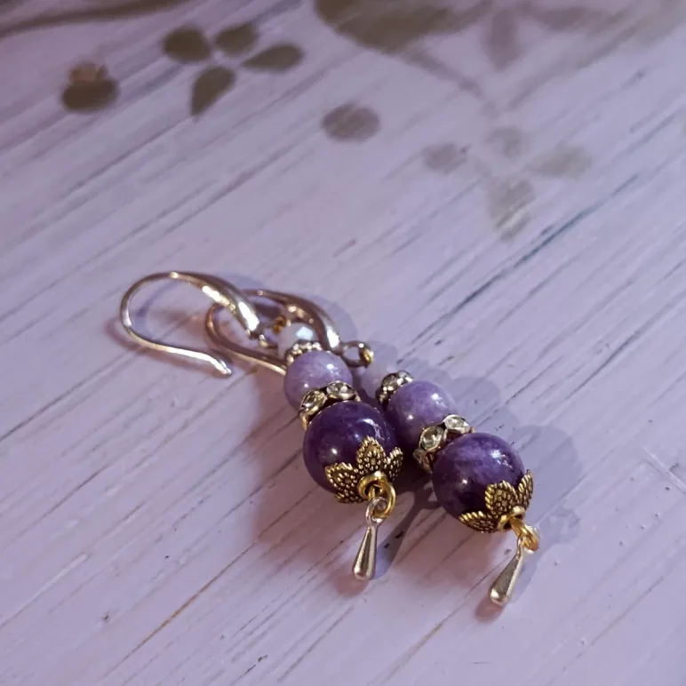 СЕРЬГИ С ЧАРОИТОМ, АМЕТИСТОМ И ФОСФОСИДЕРИТОМ Серьги с чароитом, аметистом и фосфосидеритом