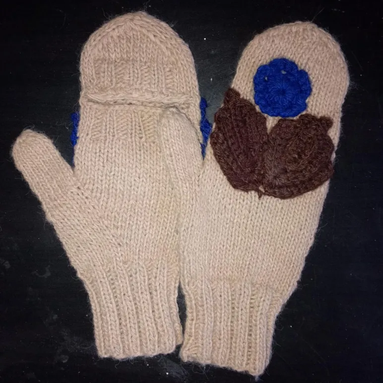 ВАРЕЖКИ-ТРАНСФОРМЕРЫ ДЛЯ АВТОЛЕДИ ВЯЗАНЫЕ СПИЦАМИ С ЭЛЕМЕНТАМИ ИРЛАНДСКОГО КРУЖЕВА Варежки-трансформеры для автоледи вязаные спицами с элементами ирландского кружева