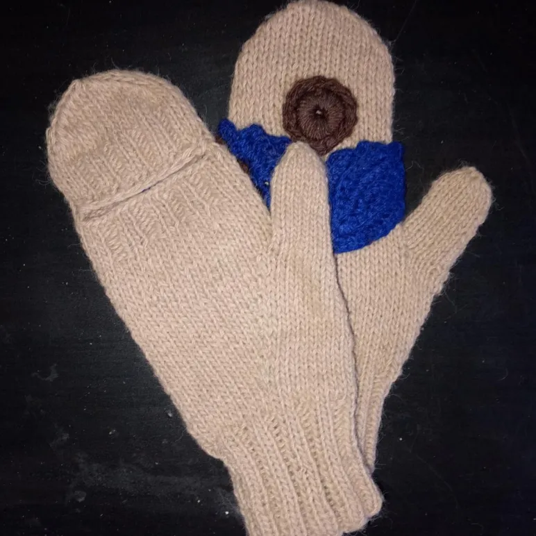 ВАРЕЖКИ-ТРАНСФОРМЕРЫ ДЛЯ АВТОЛЕДИ ВЯЗАНЫЕ СПИЦАМИ С ЭЛЕМЕНТАМИ ИРЛАНДСКОГО КРУЖЕВА Варежки-трансформеры для автоледи вязаные спицами с элементами ирландского кружева