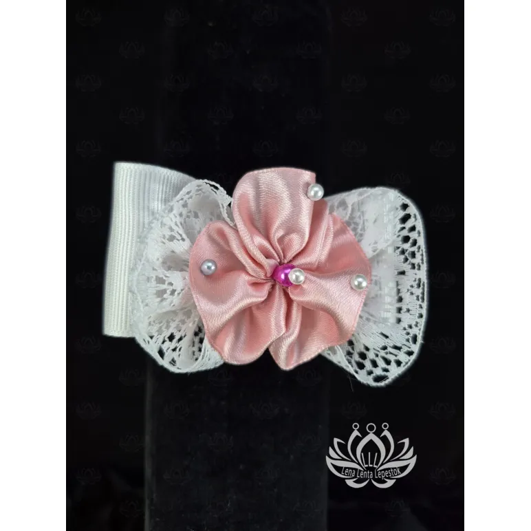 Резинка для волос ручной работы "Бант с цветком" белый. Единственный экземпляр. Цветы Канзаши на волосы Ваши.