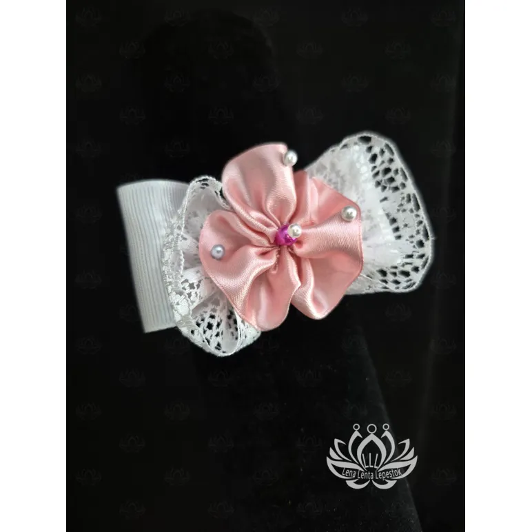 Резинка для волос ручной работы "Бант с цветком" белый. Единственный экземпляр. Цветы Канзаши на волосы Ваши.