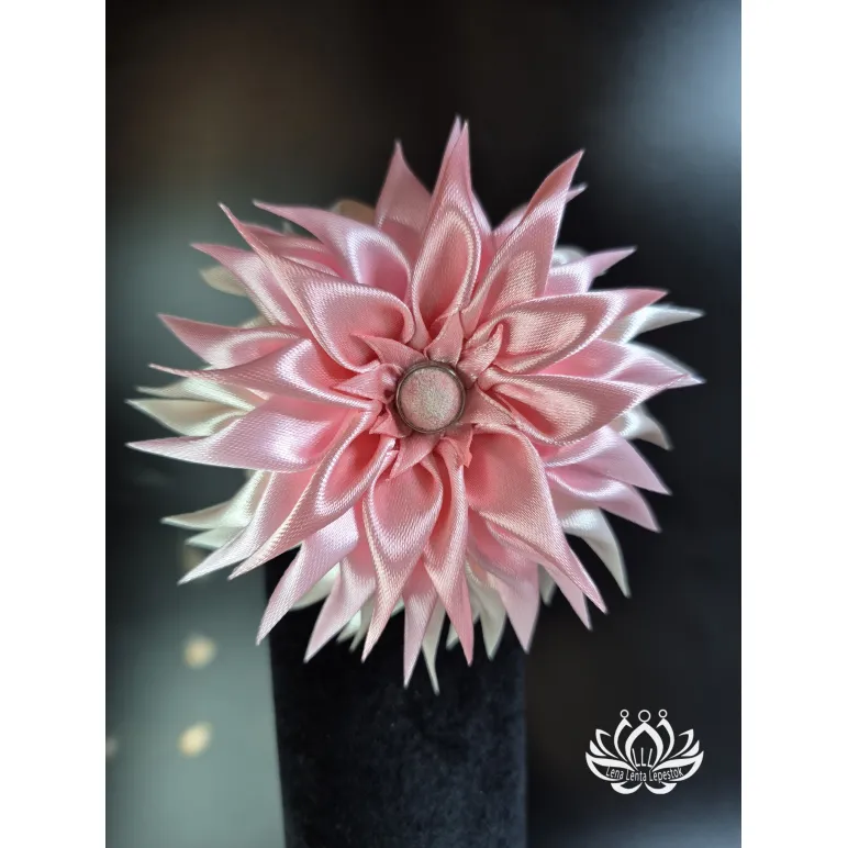 Заколка для волос «Георгин» ручной работы, бледно‑розовый цвет, выполнена в технике канзаши Заколка для волос «Георгин» ручной работы, бледно‑розовый цвет, выполнена в технике канзаши