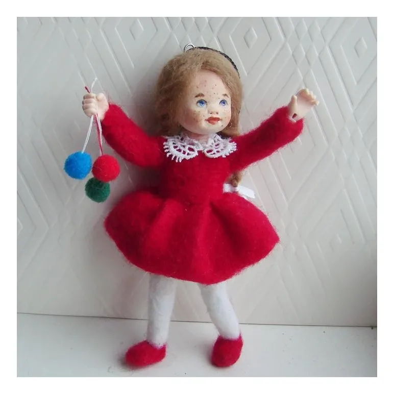 Елочная игрушка валяная из шерсти. Девочка с шарикам