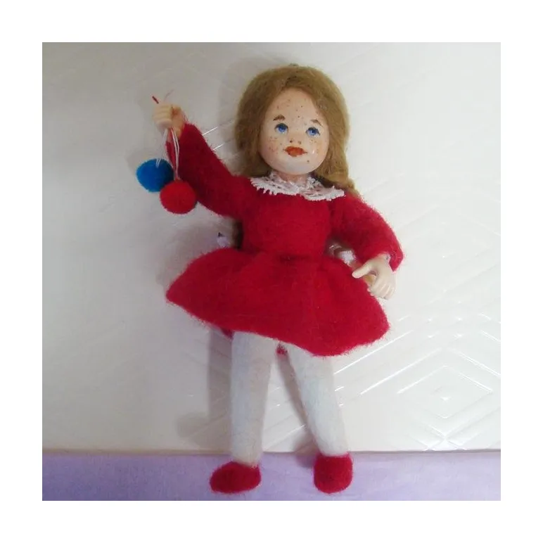 Елочная игрушка валяная из шерсти. Девочка с шарикам