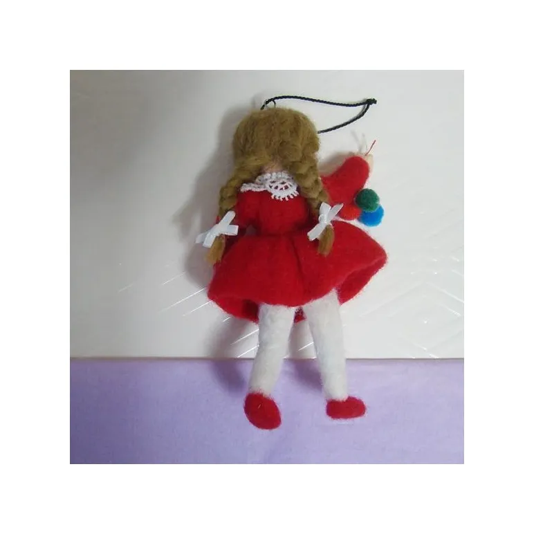 Елочная игрушка валяная из шерсти. Девочка с шарикам