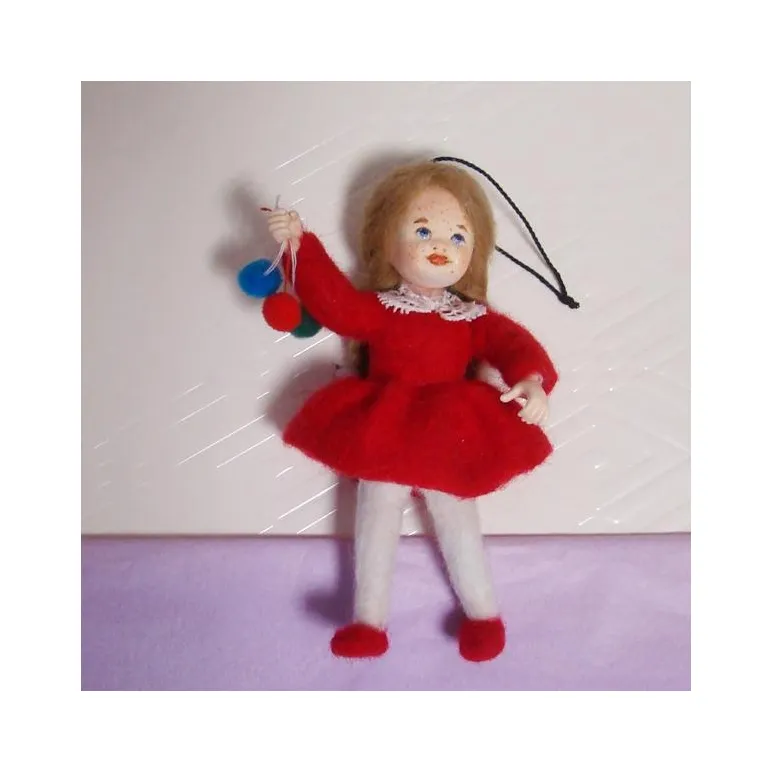 Елочная игрушка валяная из шерсти. Девочка с шарикам