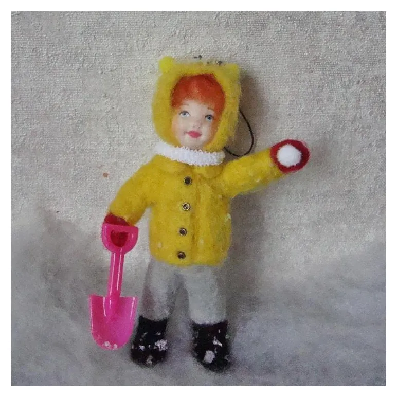 Елочная игрушка из шерсти. Девочка с лопаткой