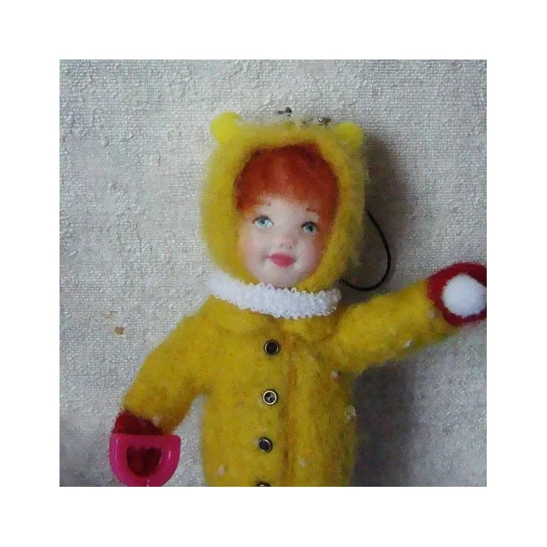 Елочная игрушка из шерсти. Девочка с лопаткой