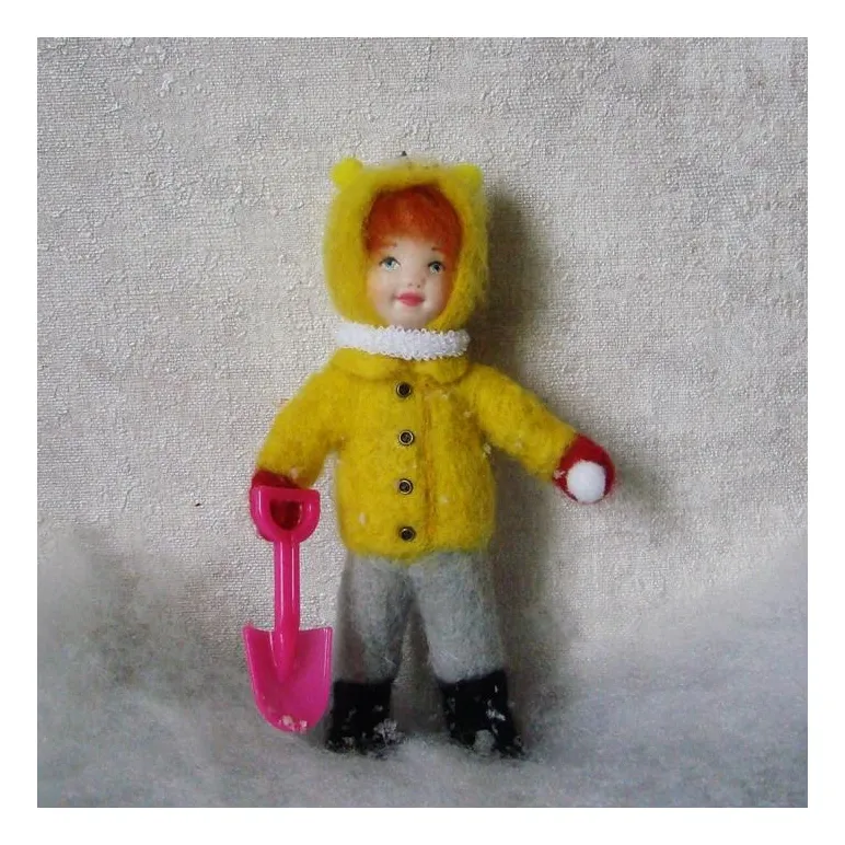 Елочная игрушка из шерсти. Девочка с лопаткой