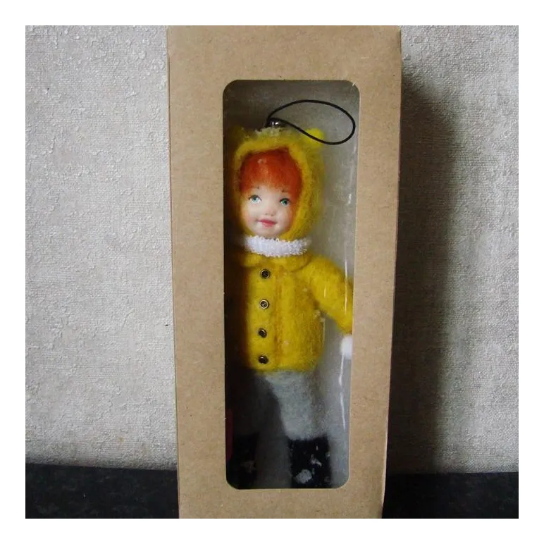 Елочная игрушка из шерсти. Девочка с лопаткой