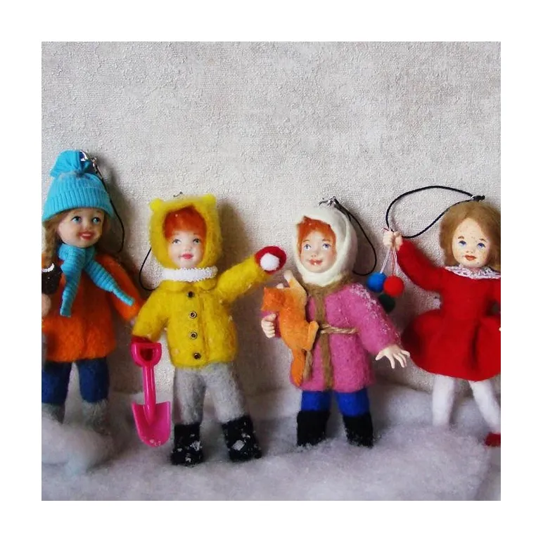 Елочная игрушка из шерсти. Девочка с лопаткой