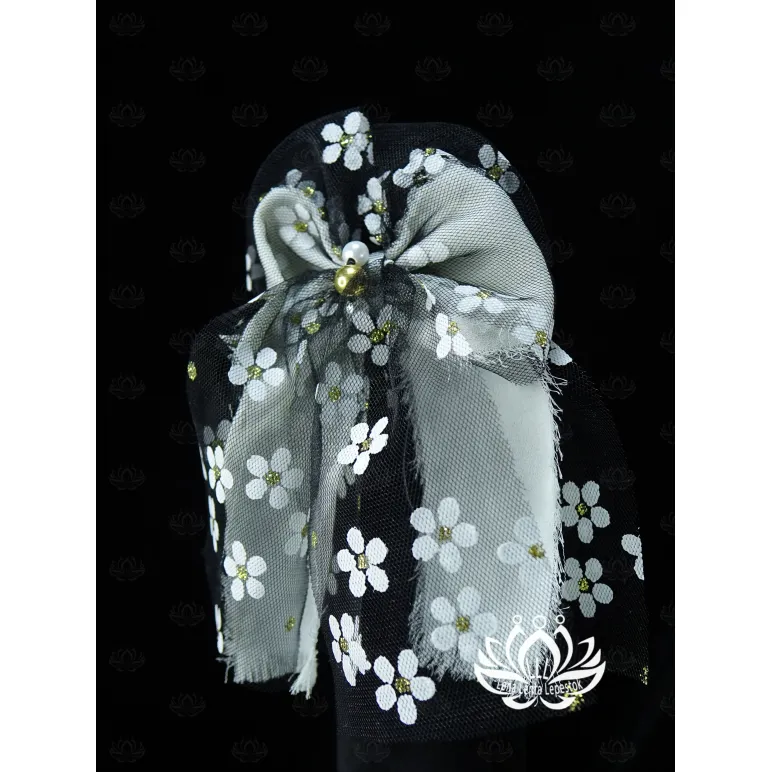 Резинка для волос ручной работы: белый бант с принтом ромашек, хлопок и органза.