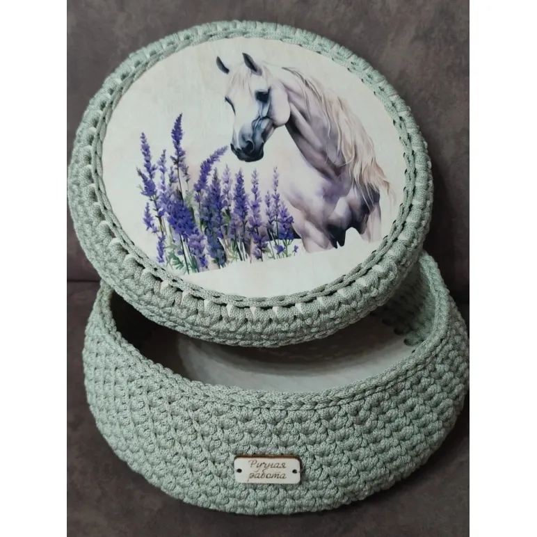 Корзинка ручной работы вязанная из шнура с деревянным дном и крышкой