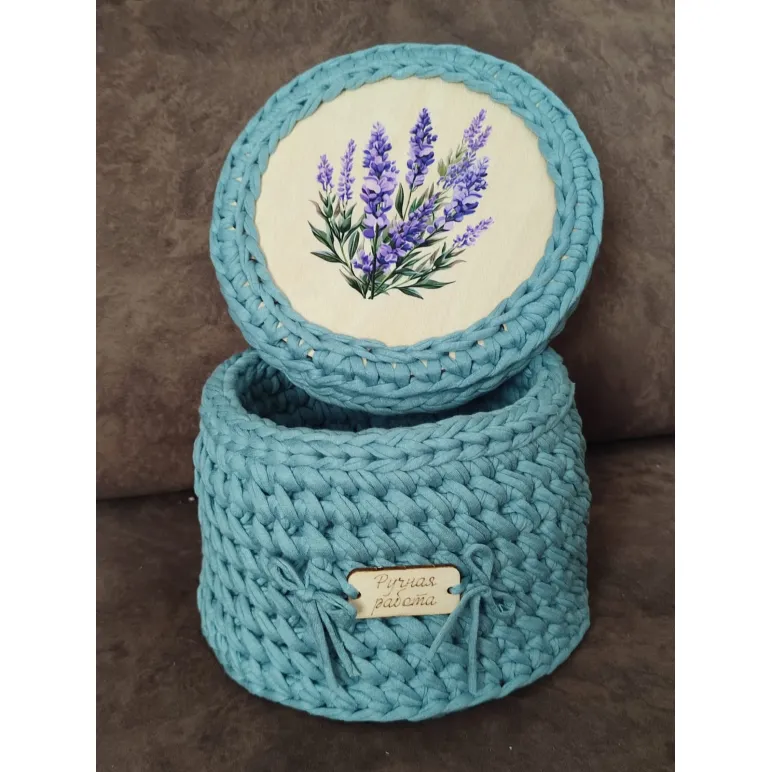 Корзинка ручной работы вязанная из шнура с деревянным дном и крышкой