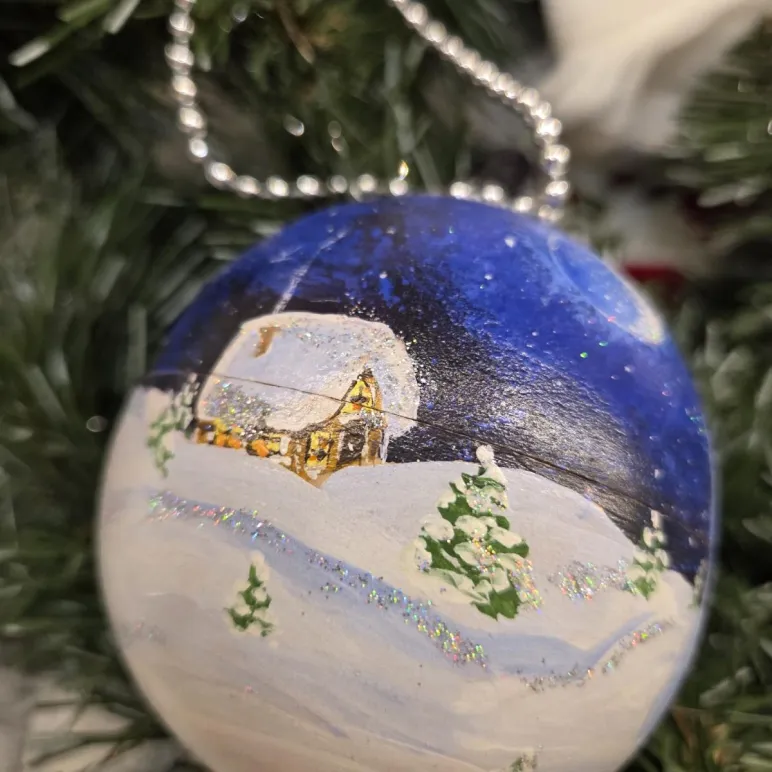 Новогодний шар-шкатулка "Снежная кошка"