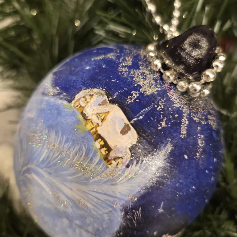 Новогодний шар-шкатулка "Снежная кошка"