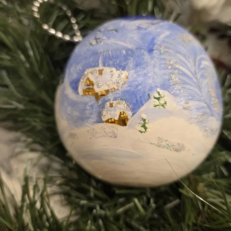 Новогодний шар-шкатулка "Снежная кошка"