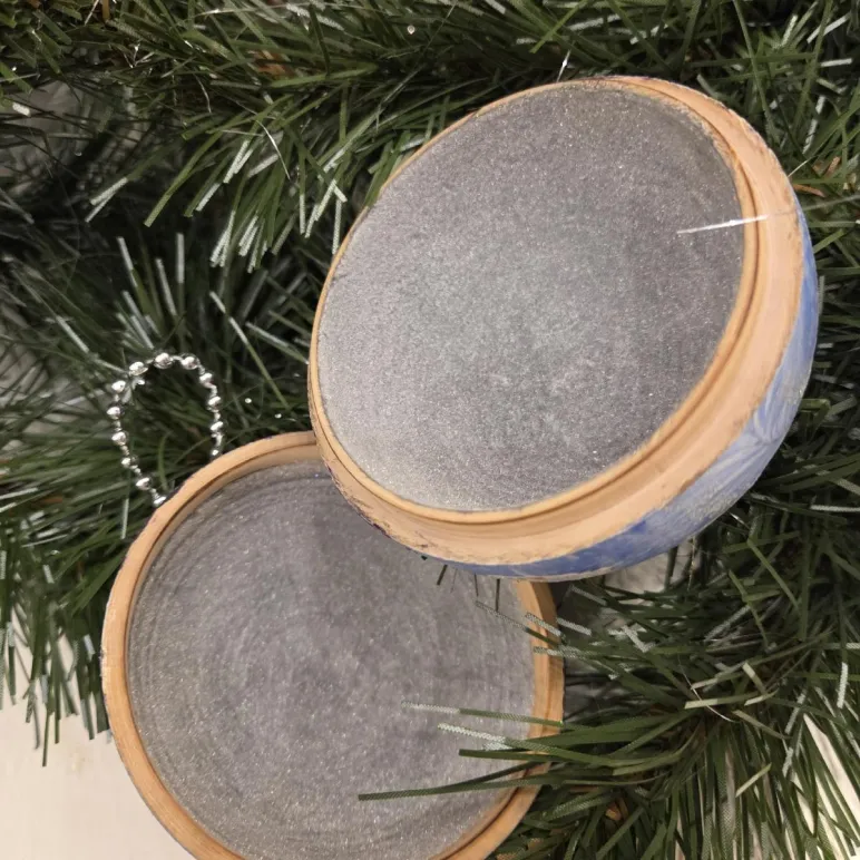 Новогодний шар-шкатулка "Снежная кошка"