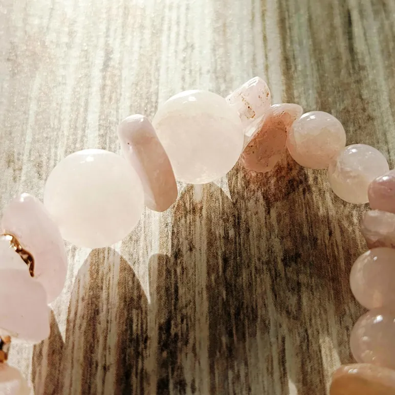 Браслет из розового кварца с кунцитом