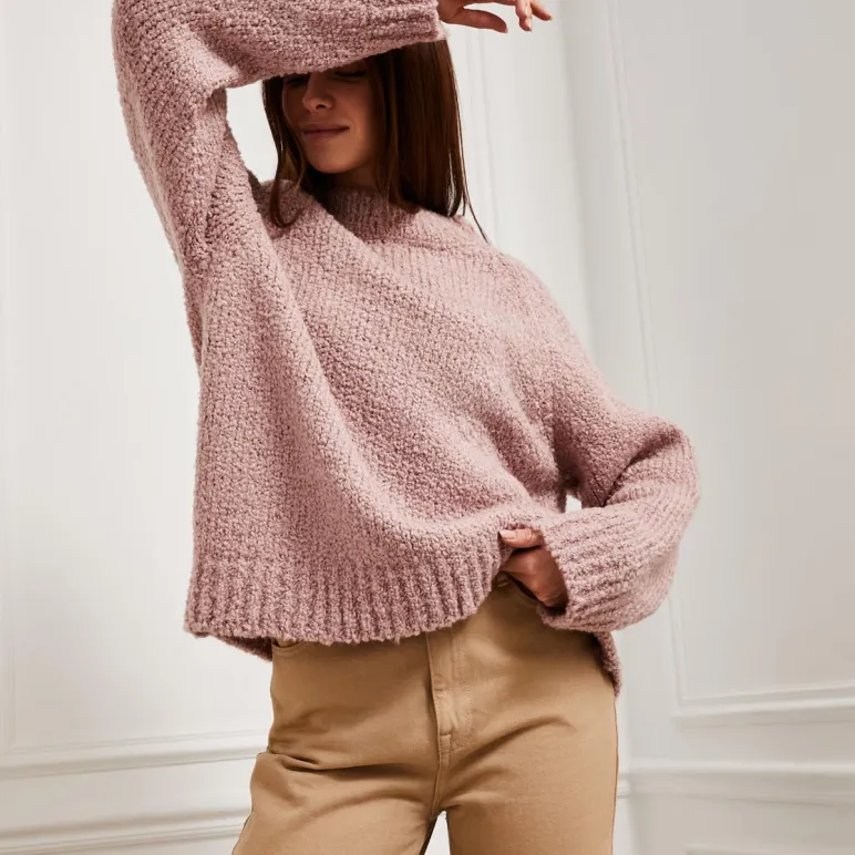 Свитер розовый букле