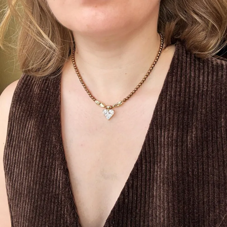 Чокер из жемчуга майорка цвета шоколад, с позолоченными мятыми бусинами и кулоном сердце из ювелирного стекла