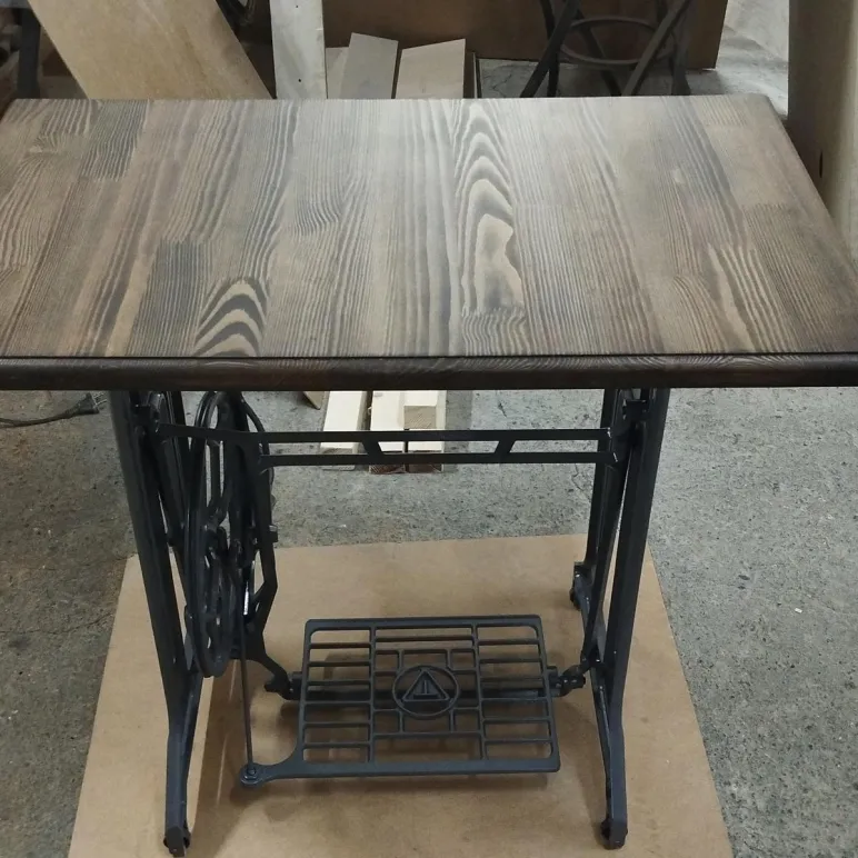 Стол деревянный из массива сосны на чугунном подстолье