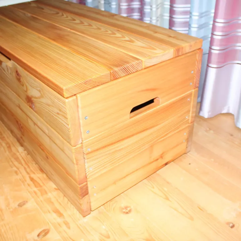 Сундук из массива лиственницы