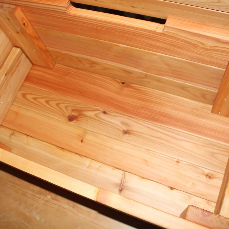 Сундук из массива лиственницы